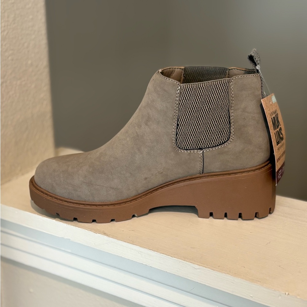 Muk Luks Finley Francis Womens Ankle Boots Taupe Block Heels Pull On Sz 7.5 NIB - Picture 3 of 10